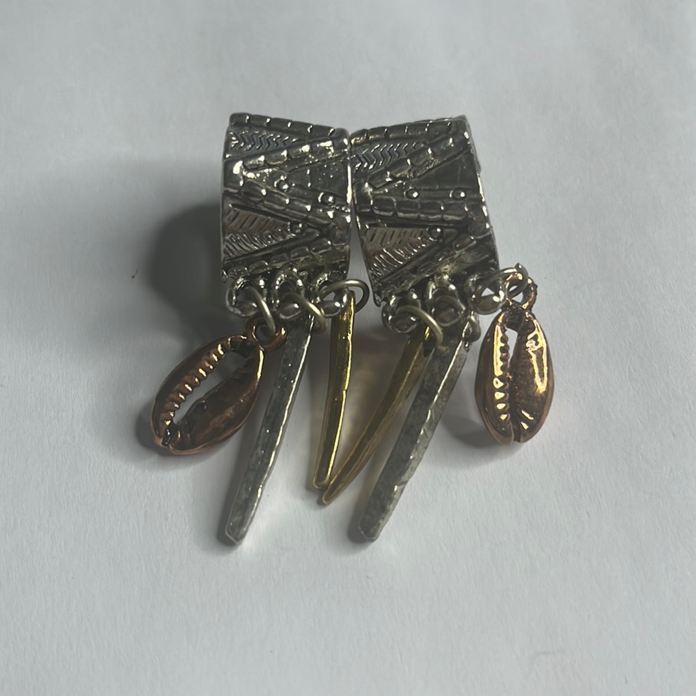 🐝 Dangle Earrings